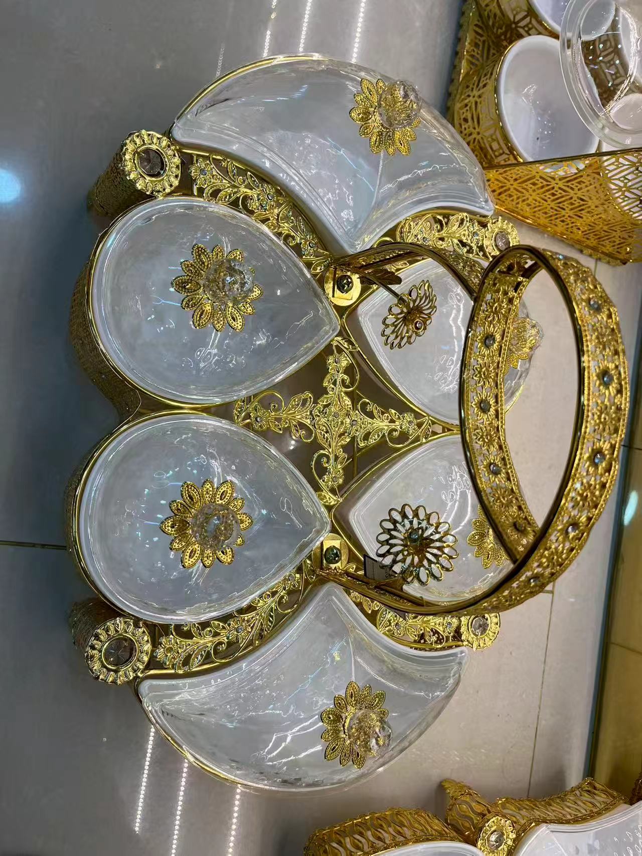 مبخرة مخرمة ذهبية تصدير عالمي